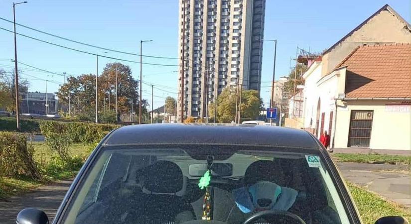 Kilyukadt a Mikulás zsákja, büntetéshegyek egy debreceni parkolóban! Akárhogy nézzük, ez borasztó drága lesz…