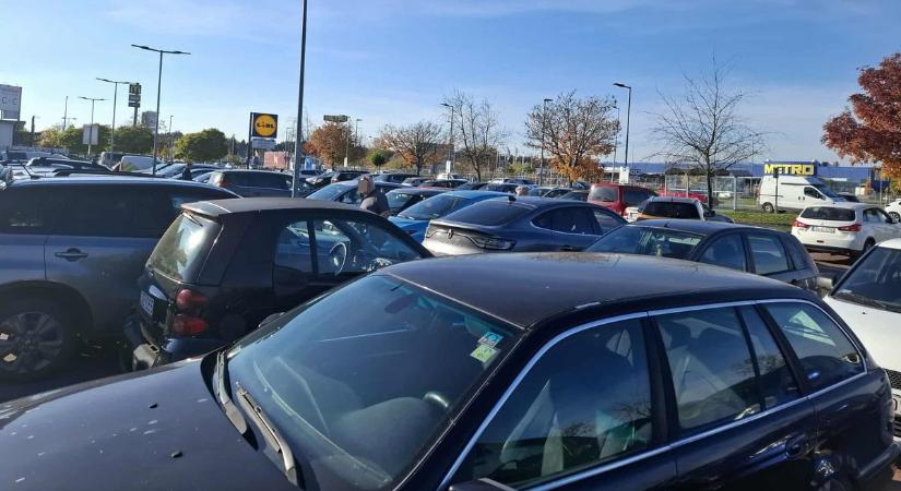 Jobb nem ma tartani a heti nagybevásárlást, nagy a tumultus a szombathelyi boltokban - fotók