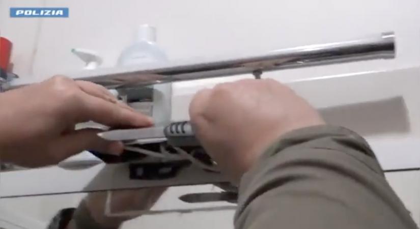 Rejtett kamerákon keresztül kukkolta a főbérlő, ahogy fürdenek a bérlői