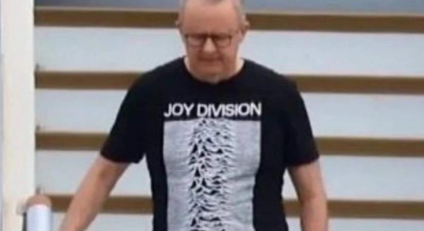 A hét legidiótább politikai balhéja: Joy Division-póló miatt vádolják antiszemitizmussal az ausztrál miniszterelnököt