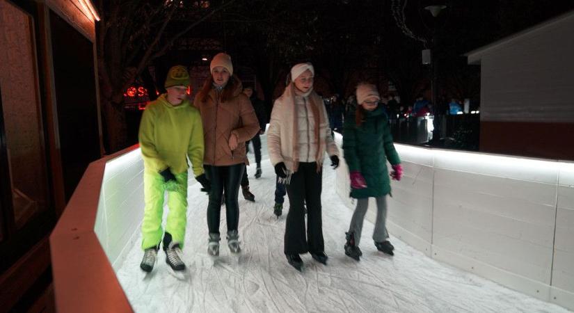 Ingyen korizhatnak a diákok a Nagytemplom előtt