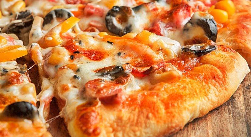 Isteni finom pizza tészta, aminek a szélei sajttal vannak megtöltve