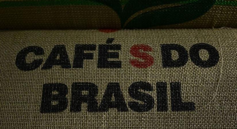 A vámháború miatt lassan kimerülnek az amerikai kávékészletek, a 22-es csapdájában az importőrök