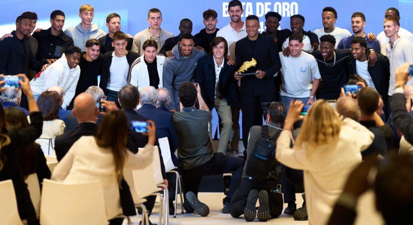 Megható, ahogy társai gratuláltak Kylian Mbappénak az Aranycipőhöz
