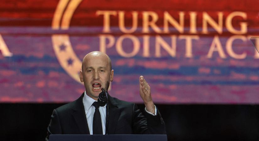 Trump „miniszterelnöke”, akit egyszerre hasonlítanak Goebbelshez és Sztálinhoz