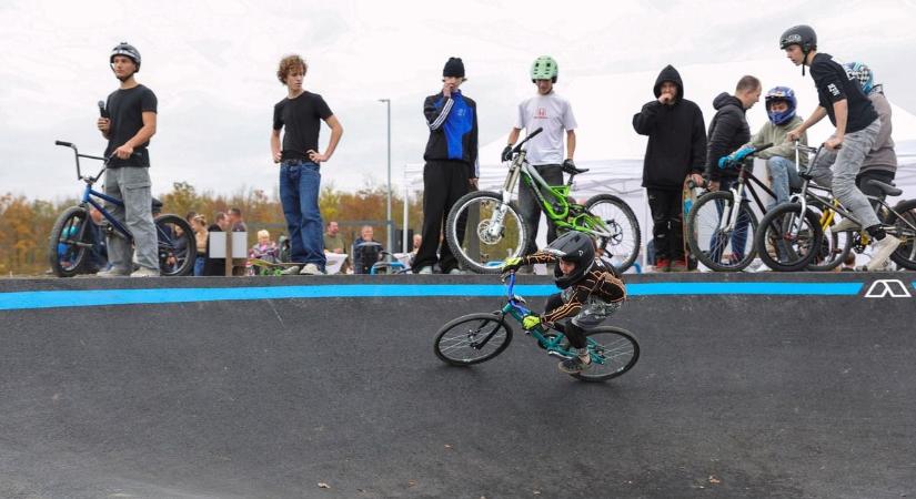 A bringások és gördeszkások új kedvence lett az algyői különleges pumpapálya – galériával, videóval