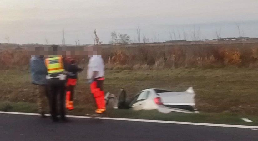 Szalagkorlátnak csapódott egy autó Vép közelében - tűzoltók, mentők a helyszínen - fotók