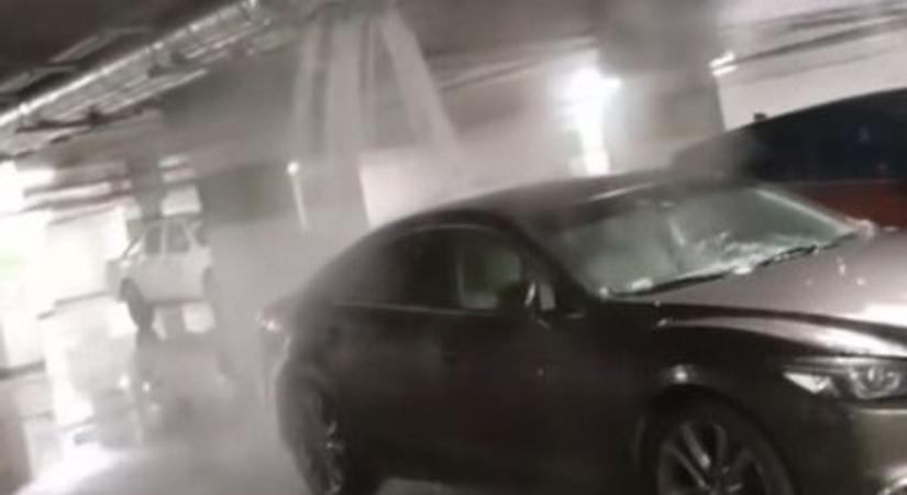 Megdöbbentő felvétel: eltört csőből ömlött a forró víz egy parkolóban a Kökinél – Videó