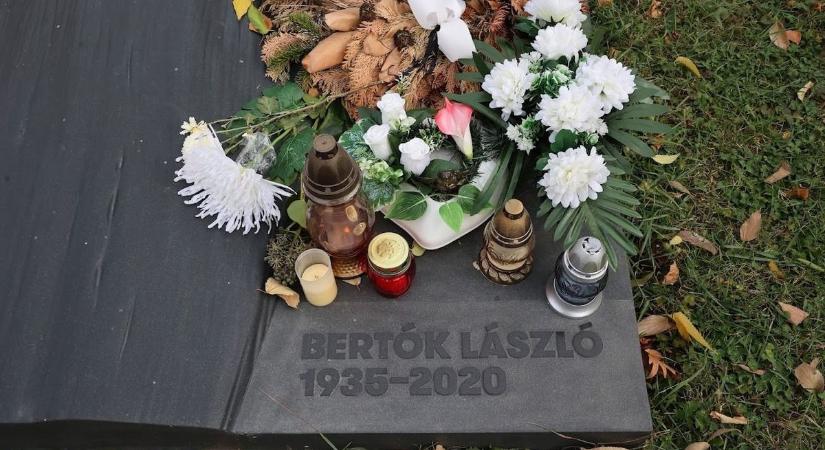 Híres, ismert és elismert, halálukban is tisztelt emberek sírjai találhatók a Pécsi Köztemetőben (GALÉRIA  VIDEÓ)