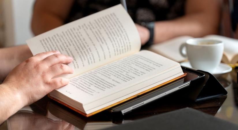 Ezekért a könyvekért állnak most sorba az emberek – egyszerre robbantott a két magyar sztáríró