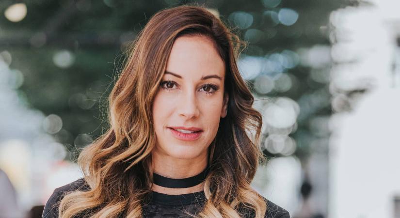 Őrült gyilkos bujkál Palácsik Tímea szobájában!