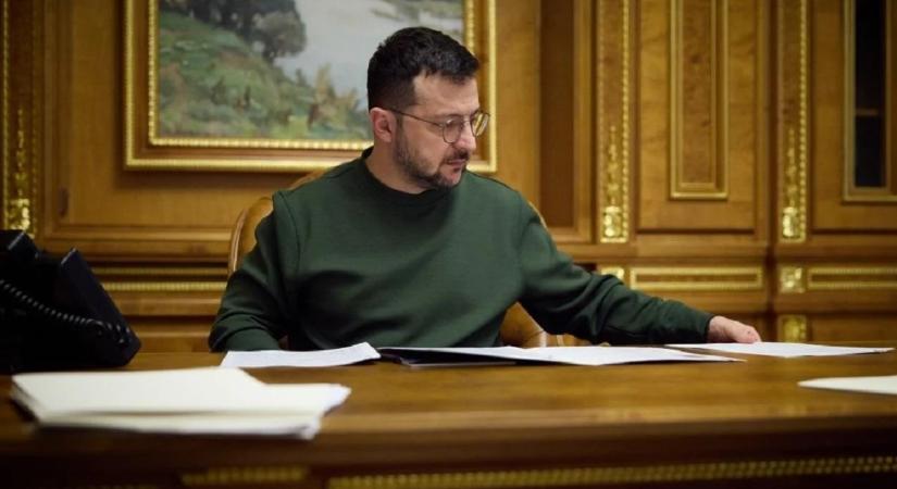 Zelenszkij aláírta a hadiállapot és a mozgósítás további 90 nappal történő meghosszabbításáról szóló törvényeket