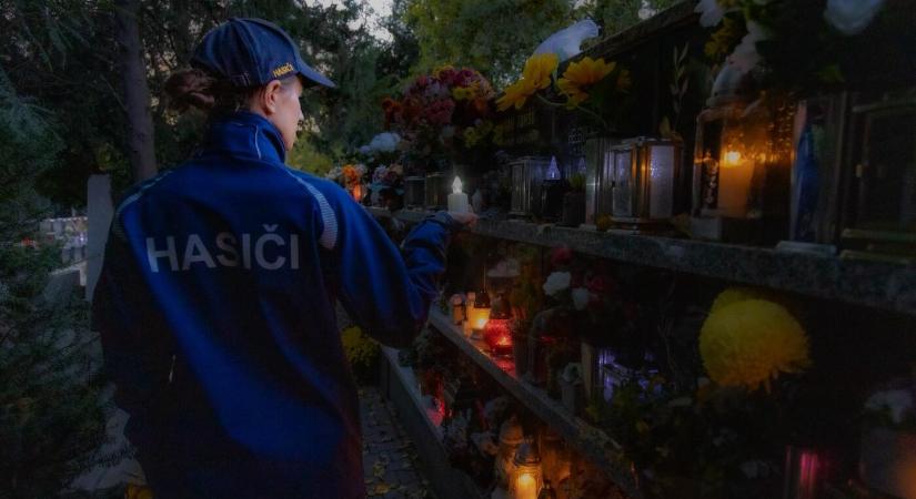 A tűzoltóság is a biztonsági előírások temetőben való betartására figyelmeztet