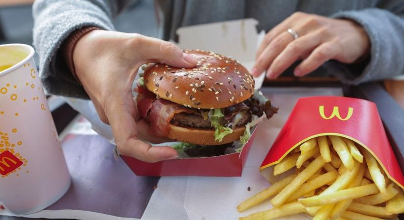 Fűszeres krumpli nélkül is fantasztikus: megkóstoltuk a hamburgert, amiért megőrül az ország – galériával, videóval