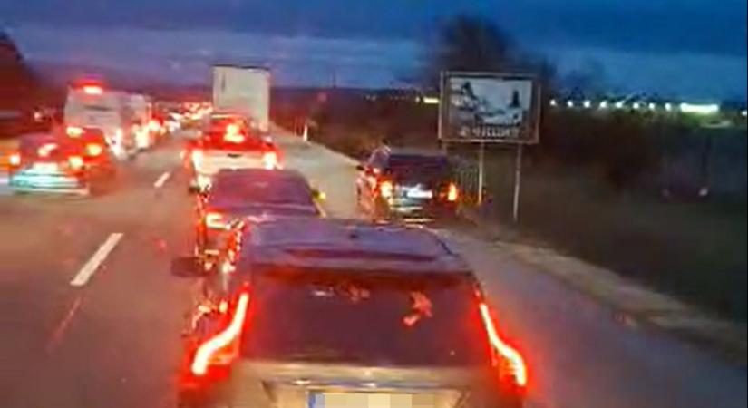 Olyat büntetett a karma, hogy beleremegett az M3-as! Videón, ahogy benézi a vészvillogós leállósávhuszár