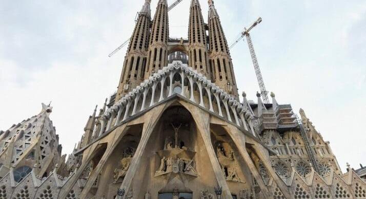 Szent család – Anarchisták felgyújtották, s a világ legmagasabb bazilikája lesz a Sagrada Família