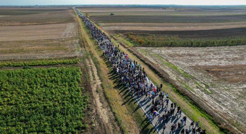 Végeláthatatlan az Újvidékre tartó menetoszlop (videóval)