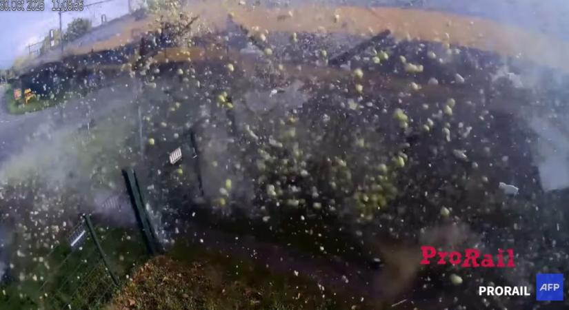 Beragadt a kamion a sorompók közé, a nagy sebességgel érkező vonat körtebombát csinált a rakományból