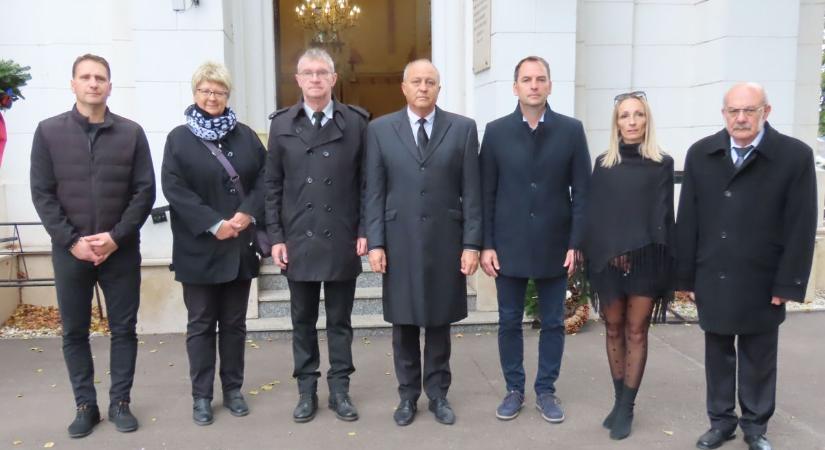 A város halottaira emlékeztek Kapuváron, a közösség megőrzi emléküket - fotók, videó