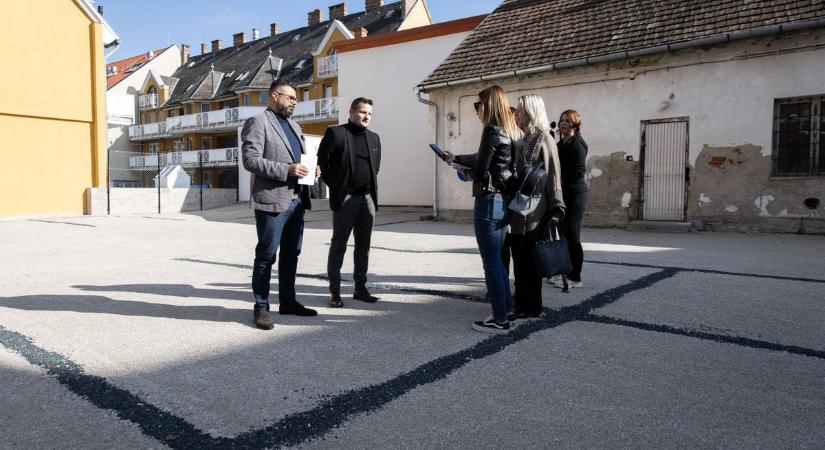 Forgalmas helyen létesültek új parkolók Zalaegerszegen – januártól más lesz a parkolás rendje is (galéria, videó)