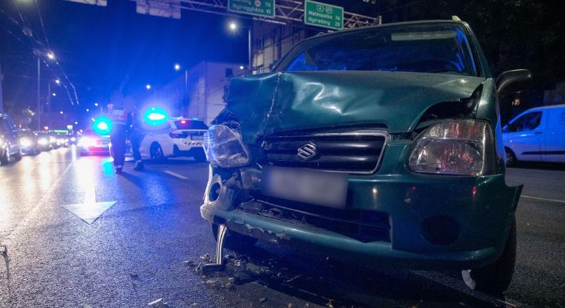 Baleset Debrecenben: teherautó karambolozott, sérült is van! - fotókkal!