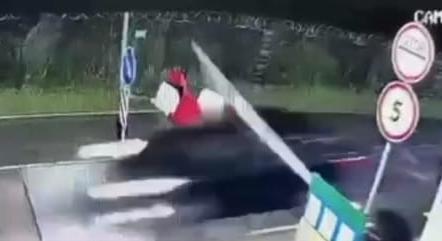 A sorompót áttörve szökött Magyarországra egy kárpátaljai ügyvéd – videó