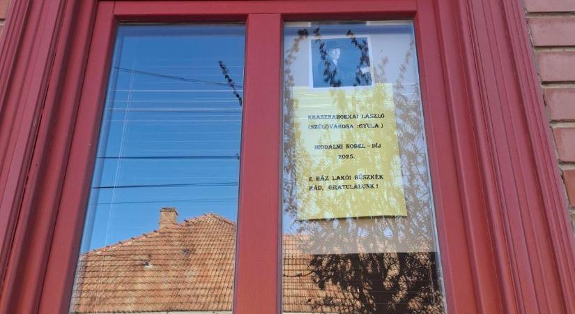 Gyulán csak ezzel az ablakba ragasztott lappal üdvözlik Krasznahorkai László Nobel-díját