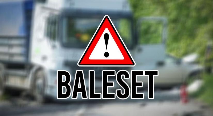 Kamion és személyautó ütközött Szabolcsban – A helyszínre a mentőszolgálat is kiérkezett