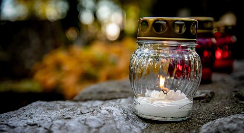 Gyertyák égtek a miskolci tűzoltóság előtt - képpel