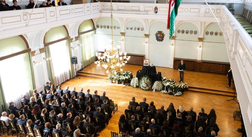 Szívszorító pillanatok– végső búcsút vettek a vármegyei főjegyzőtől