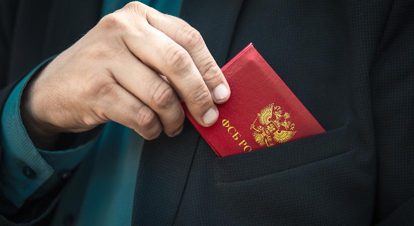 Kitiltották a parlamentből az irodistát, aki az orosz titkosszolgálattal üzletelt