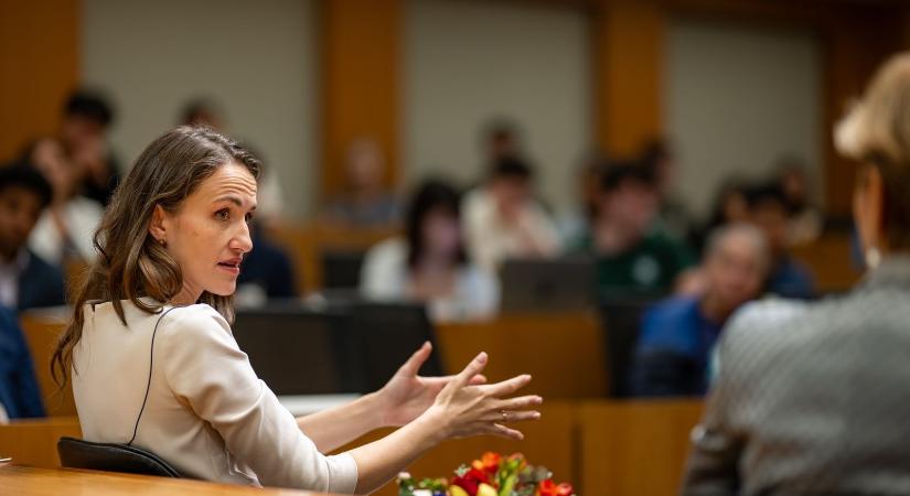 Whitakerrel tárgyalt Oana Țoiu