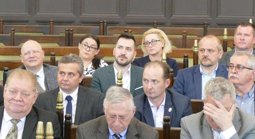 Sem a Fidesz, sem a DK nem támogatta a megyei közgyűlésben a 42-es főút tehermentesítése érdekében benyújtott javaslatot
