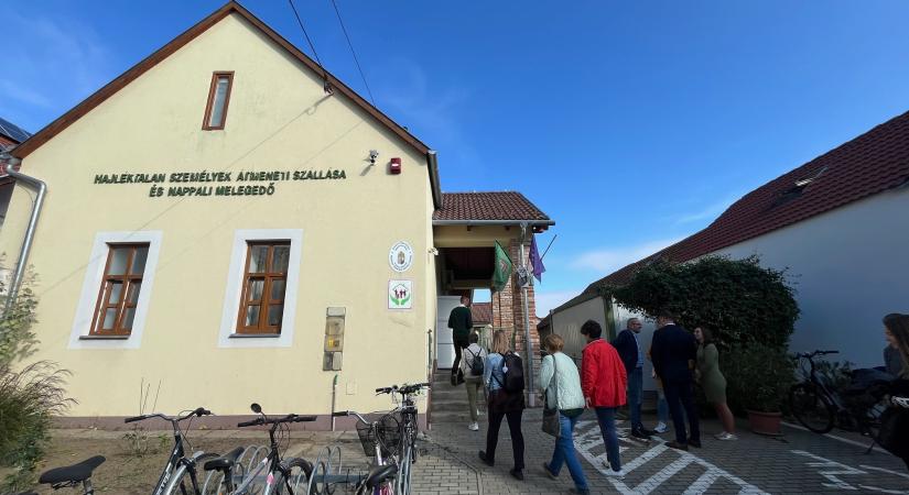 Igyekeznek minden szociális problémára reagálni – nyílt nap a helyi „hajléktalanszállón”