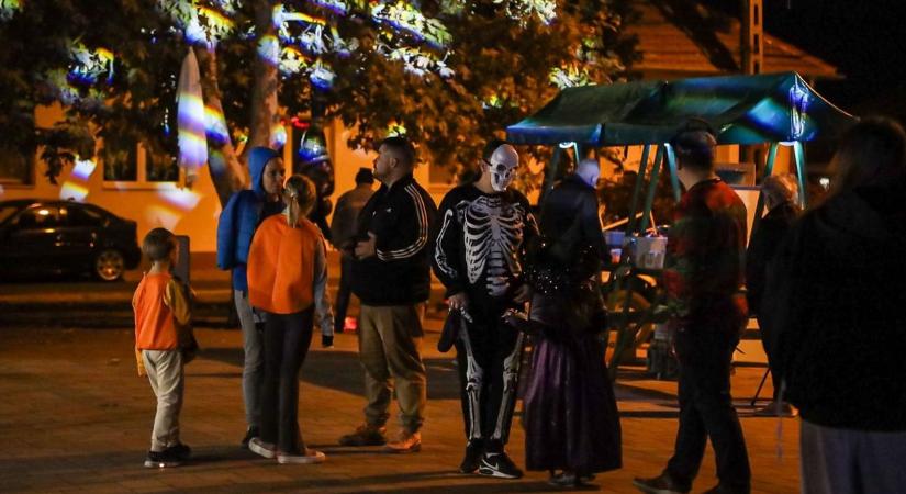 Rettegés lett úrrá Szandaszőlősön, ijesztő alakok lepték el a főteret