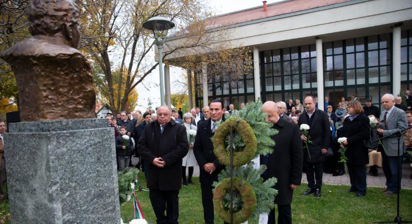 Szobrot avattak Hegedűs Loránt tiszteletére a Hungarikum Ligetben – fotók