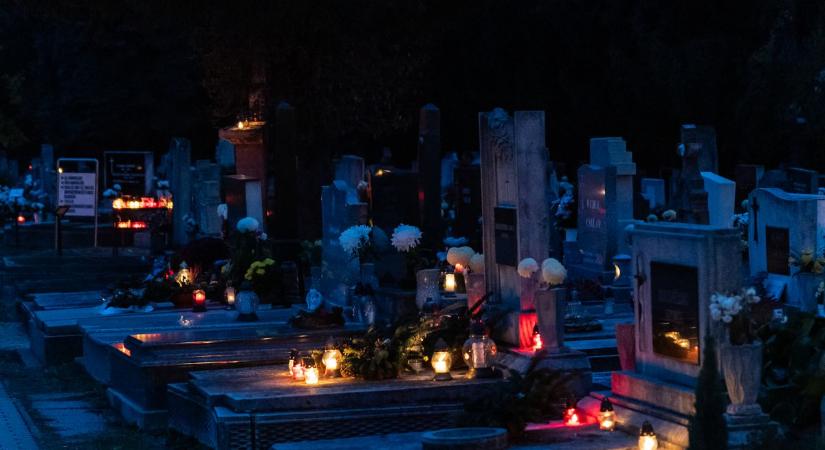 Már üzennek a túlvilágra a mécsesek - a gyász első fényei, fotókon