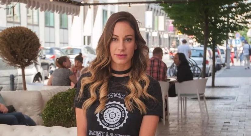 Ráthonyi-Palácsik Timi mellét markolják – merész fotó halloweenre