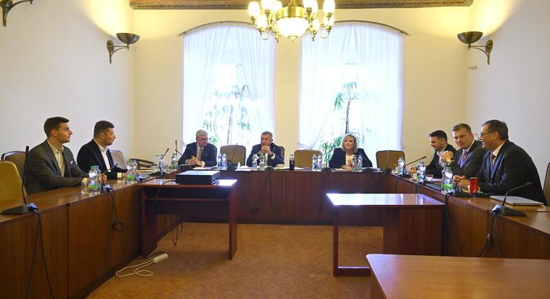 Adócsökkentés, korhatárstop és euróellenes programmal készül az új cseh kormány