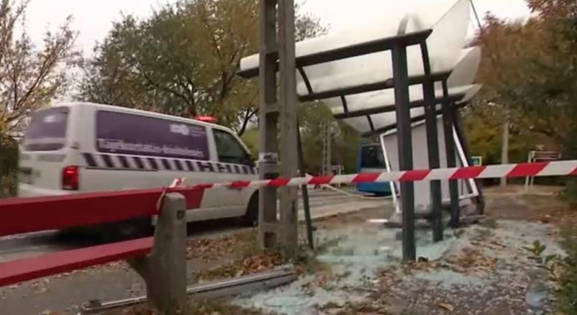 Buszmegállóba csapódó autó miatt sérült meg három ember Budapesten