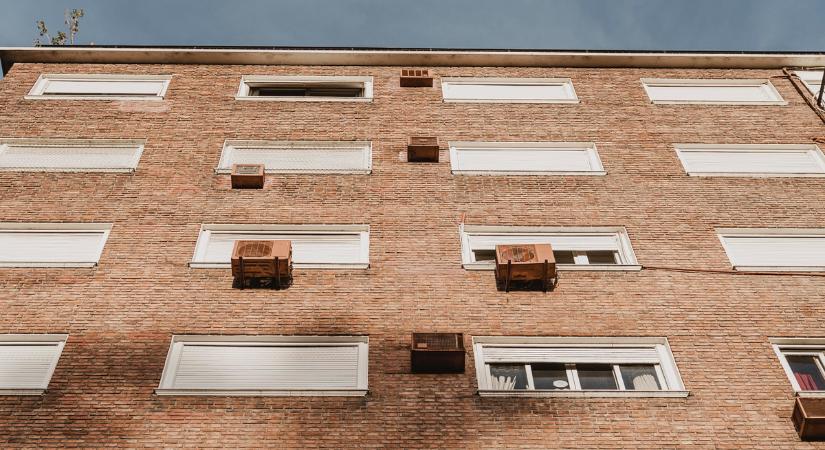 Szörnyű dolgot tett, kétszer is kiugrott a nő az ablakon