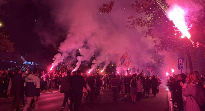 Fáklyákkal, tűzijátékkal fogadták az egyetemistákat Újvidéken (videóval)