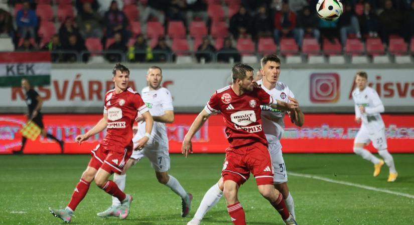 Kisvárdán is tíz emberrel maradt a Szpari, de hősies védekezéssel pontot szerzett (fotókkal)