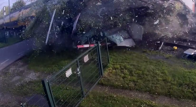 Vonat zúzta szét a hezitáló kamionos szerelvényét, mindent beterített körte