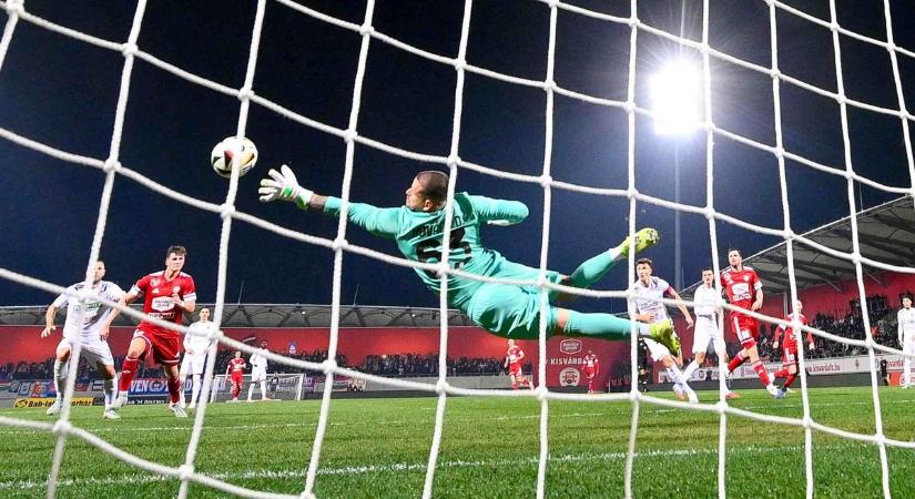 Brutális jelenet a keleti derbin: azonnal villant a piros a kíméletlen becsúszás után (VIDEÓ)