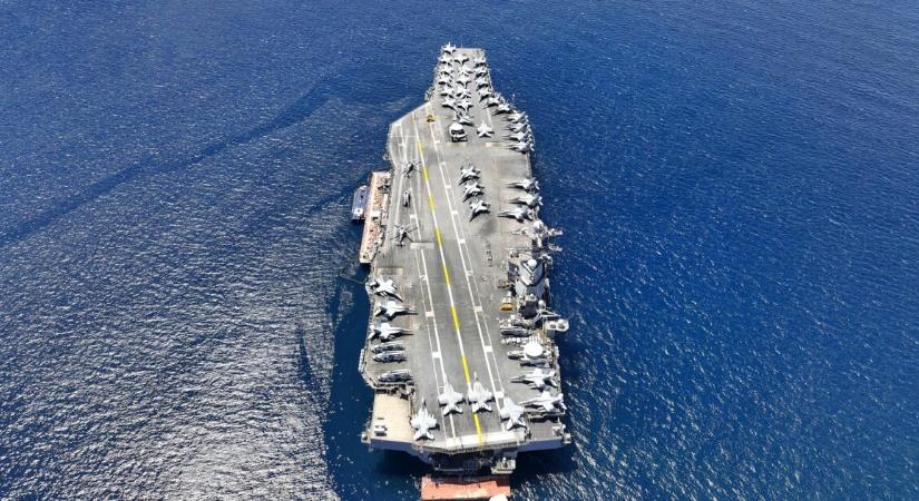 Súlyosbodik a helyzet – úton van a világ legnagyobb hadihajója, három romboló kíséri