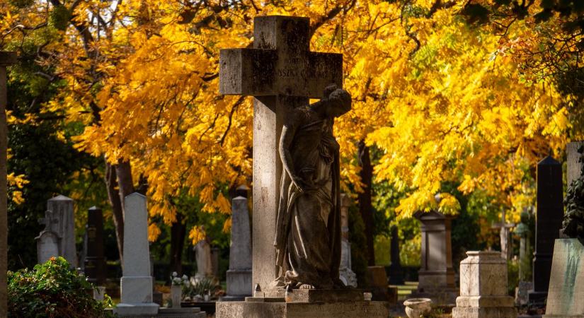 November 1-je mindenszentek ünnepe, november 2-a pedig a halottak napja