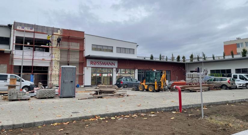 Mikor nyit a Piramis Törökszentmiklóson? Öt új üzlet, közel 40 állás – mutatjuk a menetrendet