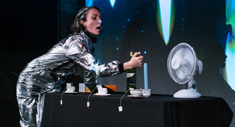 A lány, aki csészékkel beszélget, és teáskannát sétáltat