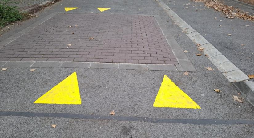 Különös sárga háromszögek jelentek meg Óbudán